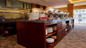 Louis Kienne Hotel Pandanaran tesisinde mutfak veya mini mutfak