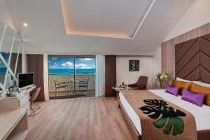 Habitación de hotel con cama y vistas al océano en Delphin BE Grand Resort en Lara