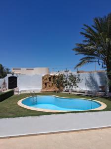a swimming pool in the middle of a yard at Ksour tataouine in Qaşr al Muqābilah