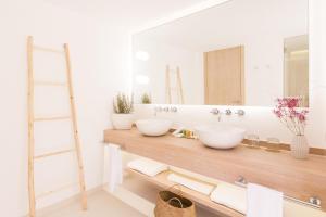 Łazienka w obiekcie Gatzara Suites Santa Gertrudis