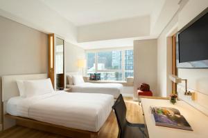 Giường trong phòng chung tại Jen Hong Kong by Shangri-La
