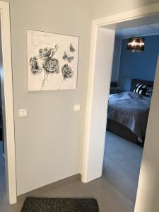 Cette chambre est dotée d'un mur avec une photo de fleurs. dans l'établissement Le Flair Appartement Mülheim, à Mülheim