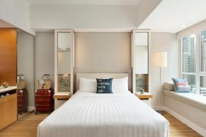 Giường trong phòng chung tại Jen Hong Kong by Shangri-La