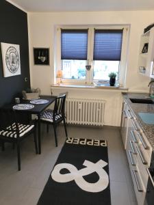 eine Küche mit einem Tisch und einem Esszimmer in der Unterkunft Le Flair Appartement Mülheim in Mülheim an der Ruhr