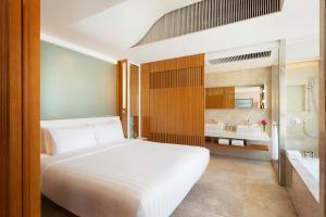 Giường trong phòng chung tại Jen Hong Kong by Shangri-La