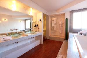 Koupelna v ubytování Bab Hotel