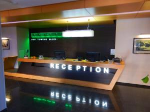 uma recepção num escritório com luzes verdes em Mimino Apartment Deluxe First Line (A I) em Batumi