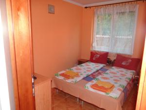 A bed or beds in a room at Marinica Apartman II.