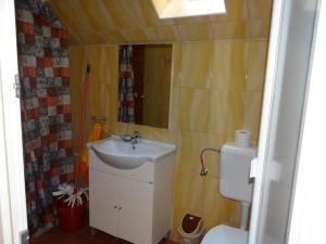 A bathroom at Marinica Apartman II.
