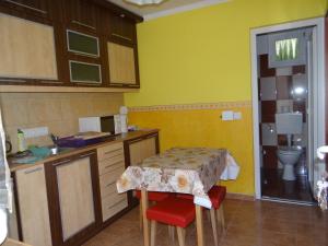 A kitchen or kitchenette at Marinica Apartman II. Még 3 kép
