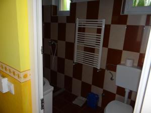A bathroom at Marinica Apartman II.