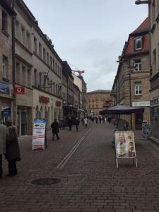 Eine Stadtstraße mit Leuten, die die Straße entlang laufen in der Unterkunft Vatan Apartment in Fürth