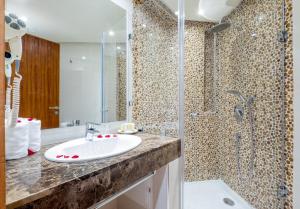 Koupelna v ubytování Hotel Ayoub & Spa