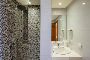 Koupelna v ubytování Hotel Ayoub & Spa