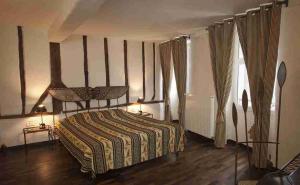Ένα ή περισσότερα κρεβάτια σε δωμάτιο στο Hotel L'Astrolabe