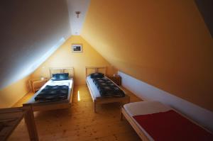 um quarto com 2 camas num sótão em Apartmány Mladé Buky em Mladé Buky