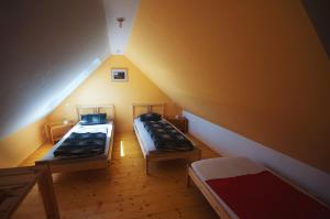 Postel nebo postele na pokoji v ubytování Apartmány V Zahradě