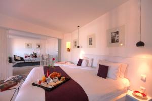 een slaapkamer met 2 bedden en een dienblad met eten erop. bij Bab Hotel in Marrakesh