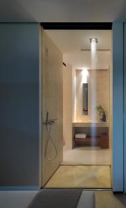 een badkamer met een douche en een glazen deur bij C-Hotel & Spa in Cassago Brianza
