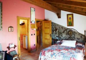 un dormitorio con una cama en una habitación en Casa Rural Azaga Adults Only, en Ajo 36 fotos más