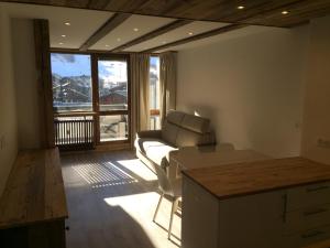 a living room with a couch and a table at Appartement vue 180° sur massif in Val-d'Isère