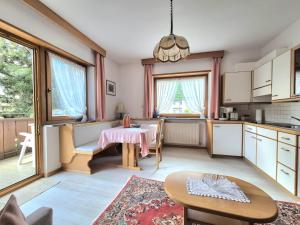 a living room with a table and a kitchen at Mayr Apartments Drei in Plaus