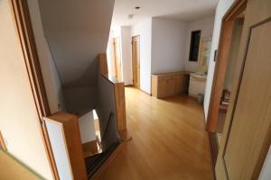 an empty room with a hallway and a bathroom at 郡上八幡 貸宿 GujoHachiman Kashiyado ICHI in Gujo