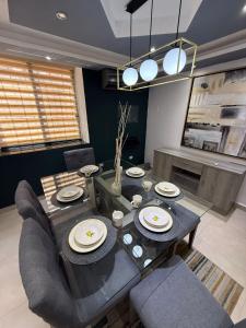 a living room with a dining room table and chairs at Depa YAZI in Villahermosa