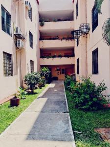 a building with a sidewalk in front of it at Depa YAZI in Villahermosa