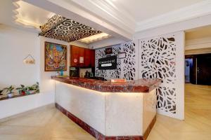 a bar in a room with a wall at Townhouse Gandhi Medical College Bhopal Formerly Hotel Shagun in Bhopal +34 photos
