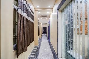 a corridor of a building with a hallway at Townhouse Bihar Sharif Formerly Amulya Inn in Bihār Sharīf +37 photos