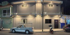 a blue car parked in front of a house at Beit Shalom habitaciones con clima in Orizaba