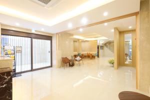 a lobby with a dining area and a dining room at Nestly Hotel in Busan