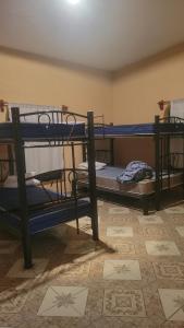 pokój z dwoma łóżkami piętrowymi w pokoju w obiekcie Mayumi weekend accommodation w mieście Cocoyoc
