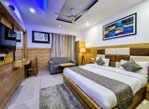 Katil atau katil-katil dalam bilik di HOTEL AMRESHWAR