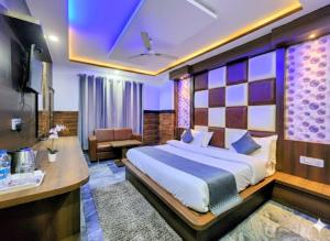 Katil atau katil-katil dalam bilik di HOTEL AMRESHWAR +4 gambar