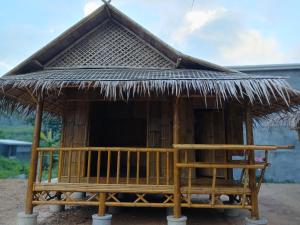 a small hut with a thatched roof at Long Beach Bamboo House in Ban Ai Dao