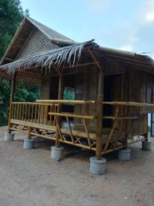 a small hut with a straw roof at Long Beach Bamboo House in Ban Ai Dao