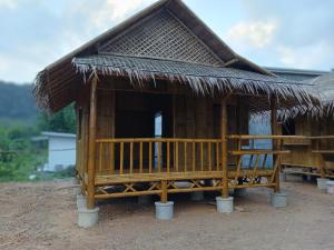 a small hut with a thatched roof at Long Beach Bamboo House in Ban Ai Dao