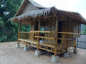 a small hut with a straw roof at Long Beach Bamboo House in Ban Ai Dao