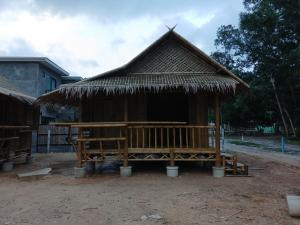 a small hut with a thatched roof at Long Beach Bamboo House in Ban Ai Dao