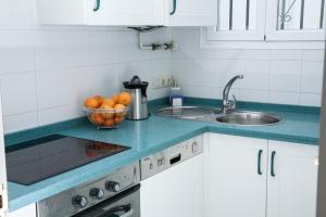 a kitchen with a bowl of oranges on the counter at El Jardín de Wallada in Córdoba