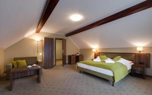 ein Hotelzimmer mit einem Bett und einem Tisch in der Unterkunft Artus Resort in Karpacz + 30 Fotos