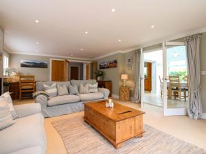 ein Wohnzimmer mit Sofa und Couchtisch in der Unterkunft Welsummer in Salcombe