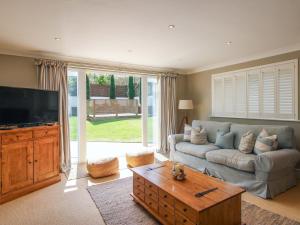 ein Wohnzimmer mit Sofa und Flachbildfernseher in der Unterkunft Welsummer in Salcombe