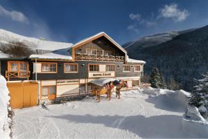 Ein allgemeiner Bergblick oder ein Berglick von des Hotels aus