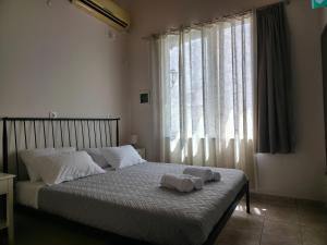 a bedroom with a bed with two towels on it at The comfort 2 in Raches