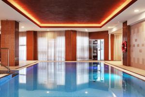 ein großer Swimmingpool in einem Hotelzimmer in der Unterkunft DoubleTree by Hilton Bratislava in Bratislava
