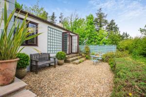 a house with a bench in the yard at 2 Bed in Carmel oc-wai210 in Llanerchymedd