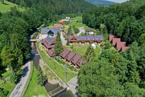 une vue aérienne sur une maison avec un train dans l'établissement Dolina Leśnicy SKI & SPA Resort, à Brenna